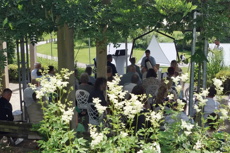 Bild: Romantische Hochzeit im idyllischen Stadtpark von Pirmasens