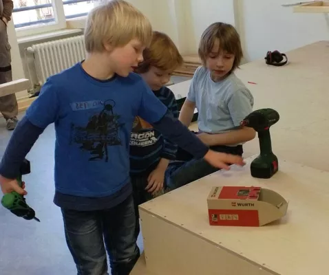 Bild: Mit Hammer und Bohrmaschine - Berliner Kinder gestalten ihr neues Klassenzimmer