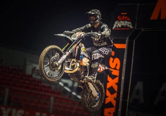 Kevin Gallas: Dritter Grand Prix Sieg in Folge und 4 Punkte vor WM-Titel Bild: Kevin Gallas: Dritter Grand Prix Sieg in Folge und 4 Punkte vor WM-Titel