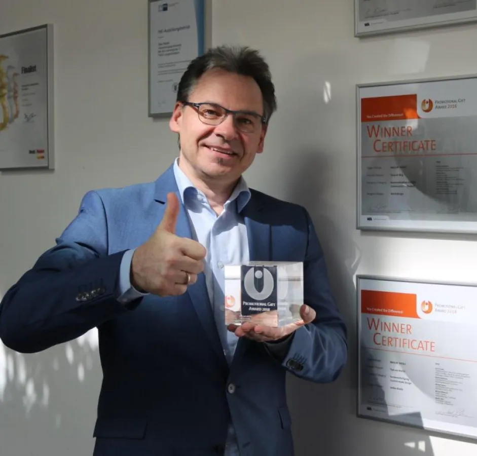 Papiertaschen-Spezialist Volker Riedle freut sich über den Award.