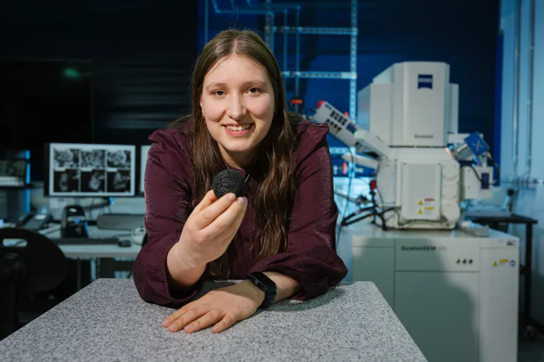 Batterien aus Rost? Mit Eisenoxid gefüllte Kohlenstoffkugeln bieten gute Speicherkapazität Bild: Batterien aus Rost? Mit Eisenoxid gefüllte Kohlenstoffkugeln bieten gute Speicherkapazität