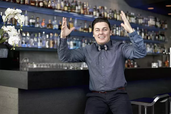 Dino Zippe zurück in der o.T. Bar am Stuttgarter Schlossplatz Bild: Dino Zippe zurück in der o.T. Bar am Stuttgarter Schlossplatz