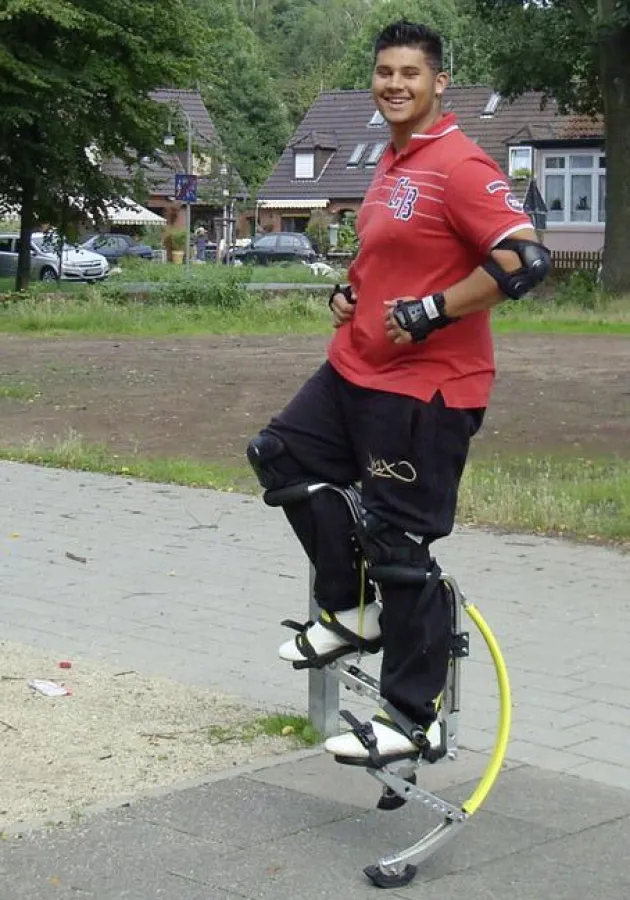 Hoch hinaus: Der 17-jährige Simon Kuhl probt seine ersten Luftsprunge.