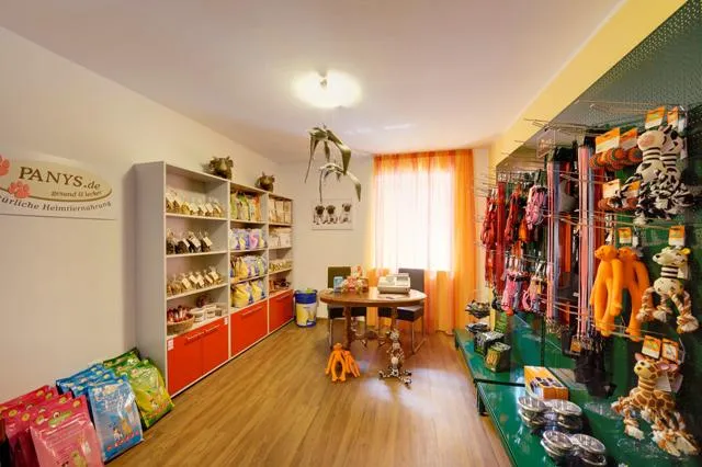 Bild: Hundeshop im Hundehotel Mair am Ort in Dorf Tirol – Leckerlis und allerlei Accessoires für unsere Vierbeiner