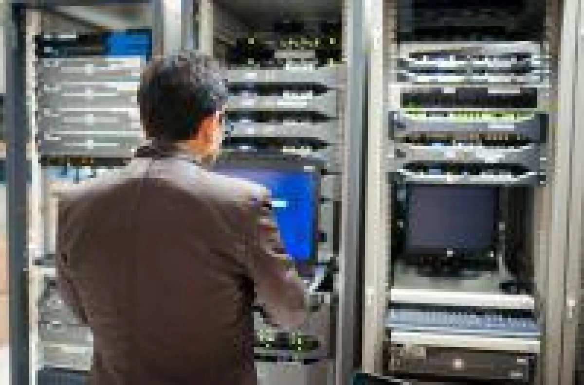 RAID 5 Datenrettung, Administrator am Server, Foto: Fotolia.de