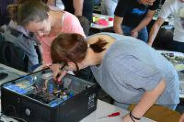 Bild: Informatik wird weiblich - Erstmals mehr Frauen als Männer in einem IT Studiengang der Hochschule Reutli