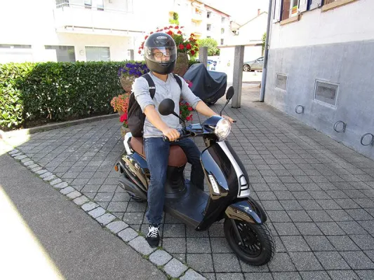 Bild: acrobat fährt grün – Elektro-Roller für Mitarbeiter