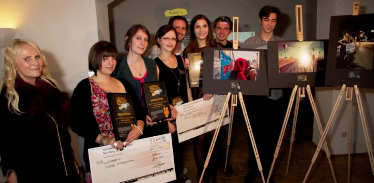 Sibylle Lingner mit den Preisträgern 1.-3. Platz der Kategorie Grafik/Fotografie
