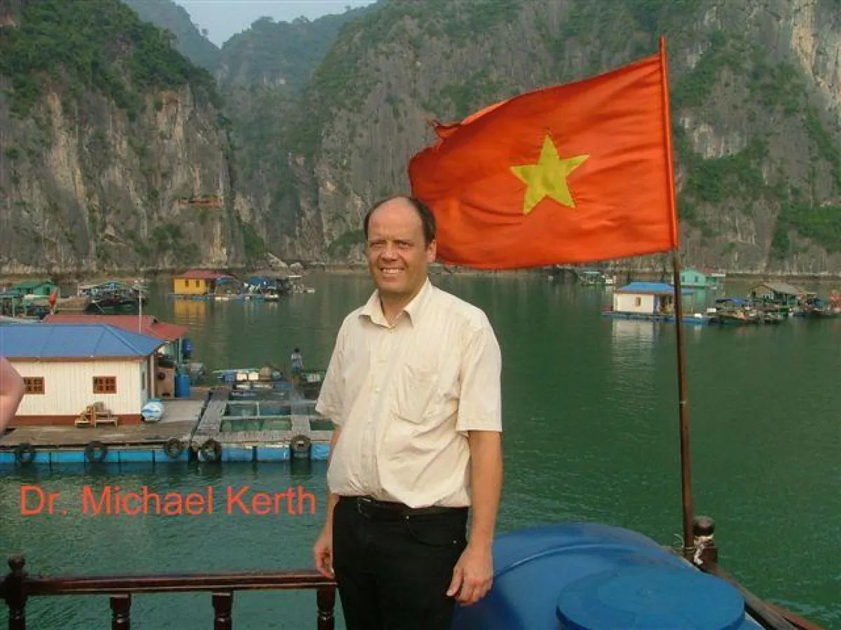 Dr. Michael Kerth aus Detmold besichtigte die malerische Ha Long-Bucht in Vietnam