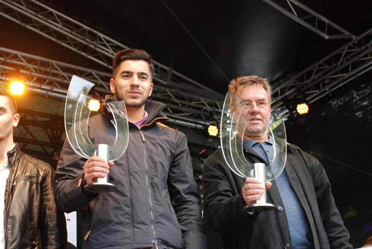 Der Chef der Schülerfirma Luca Souag und Pfarrer Willi Overbeck nahmen den NiBB-Pokal entgegen.