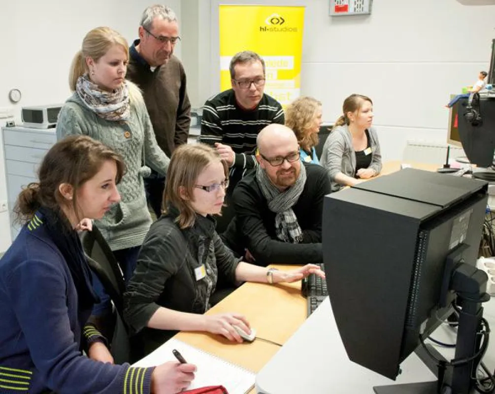 (Foto: hl-studios.de): Die Studenten der Faber-Castell-Akademie Stein ?at work? bei den hl-studios.