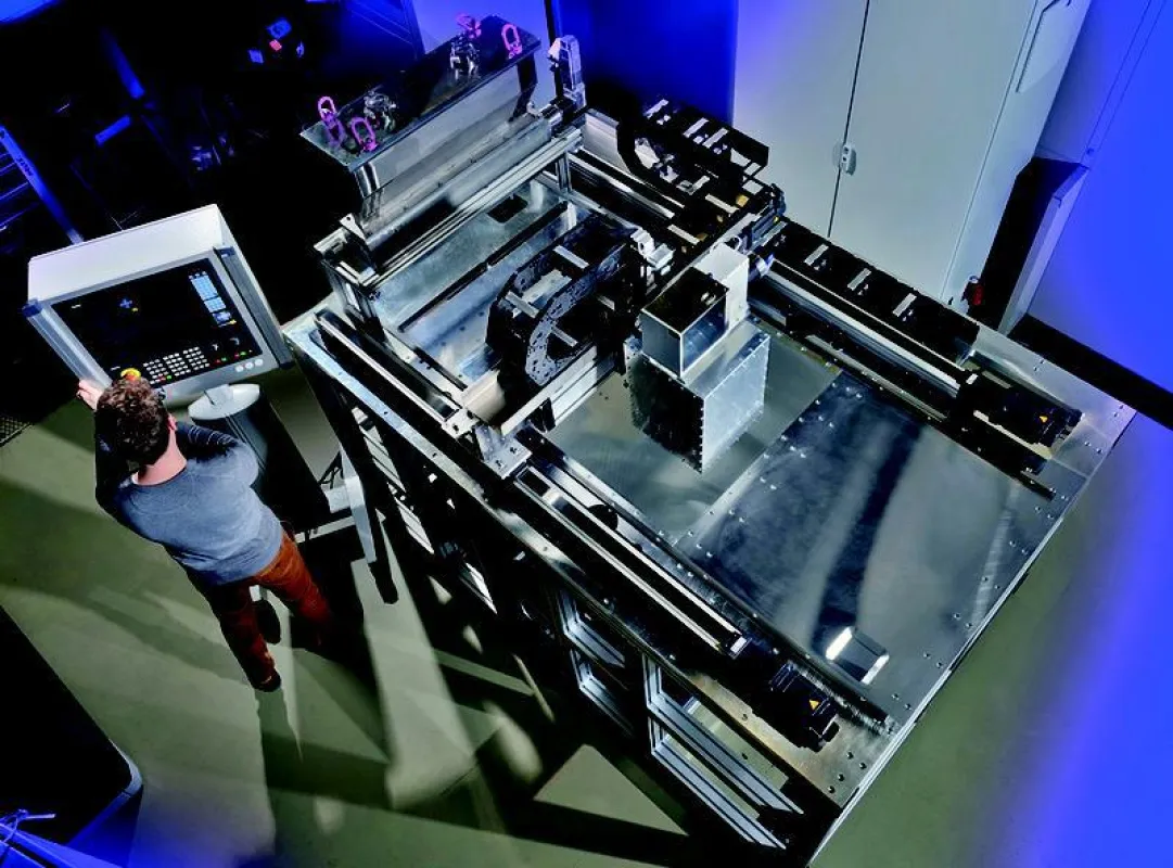 Mit einer Laboranlage entwickelt das Fraunhofer ILT die SLM-Technik zu einer 3D-Drucktechnik für große Metallbauteile weiter. (Maschineneinhausung nicht dargestellt) (© Fraunhofer ILT, Aachen.)