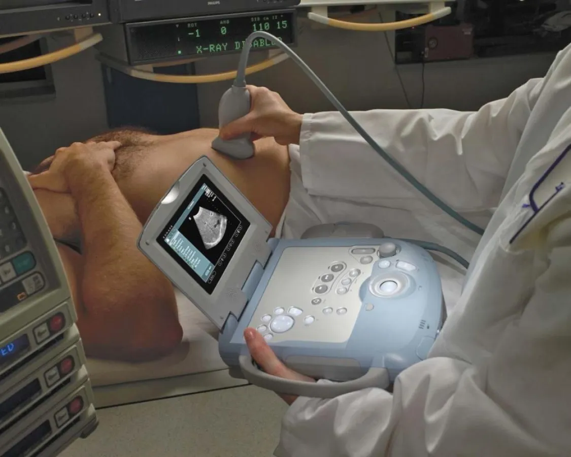 Nur 2,5 kg schwer: das tragbare z.one-Ultraschallgerät bietet ausgezeichnete Bildqualität und Funktionalität am Krankenbett.