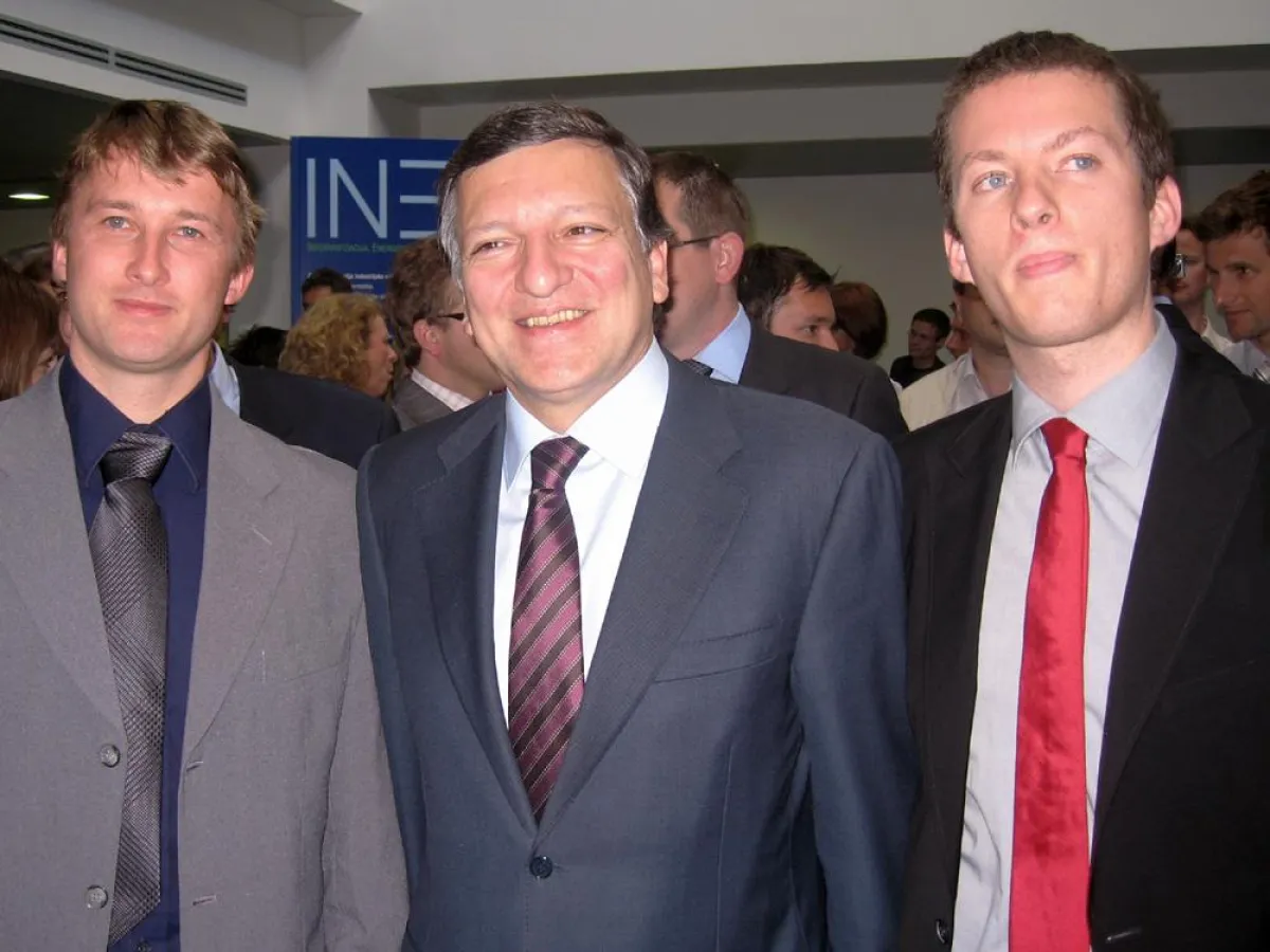 Der europäische Ratspräsident José Manuel Barroso mit den Geschäftsführern von XLAB Jure Pompe und Gregor Pipan