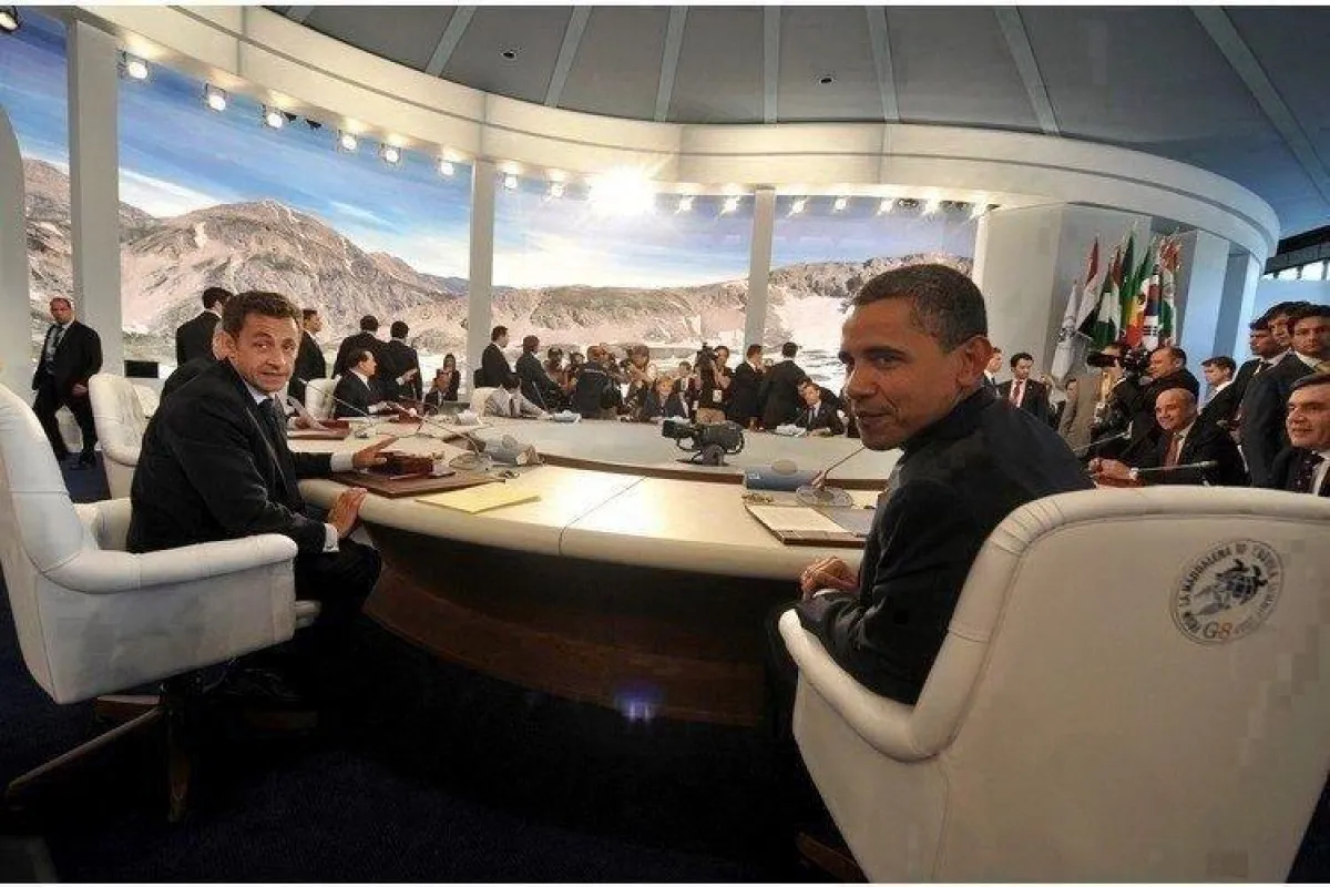 Barack Obama und Nicolas Sarkozy vor Pineider Schreibtisch Sets (Foto: G8 Website, ANSA, Ciro Fusco)