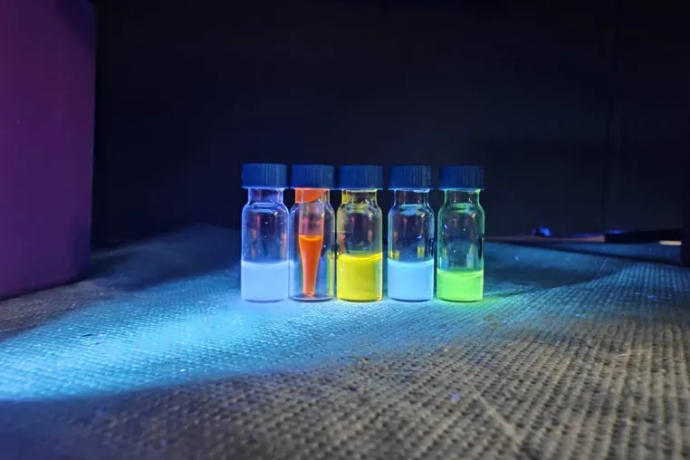Bild: Biomoleküle zum Leuchten bringen: Neuer Farbstoff löst Problem