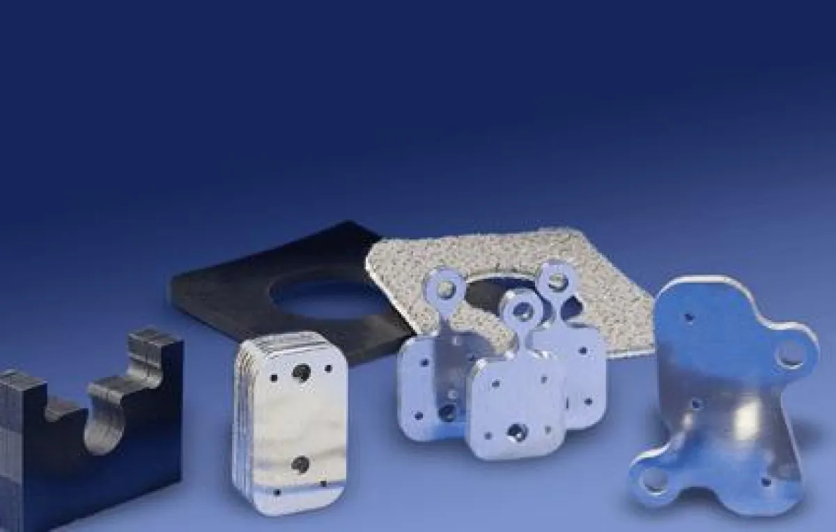 Die Produktivität der 2D-Bearbeitung dieser Kleinteile aus Plattenmaterial wird durch ein neues Verfahren vervielfacht