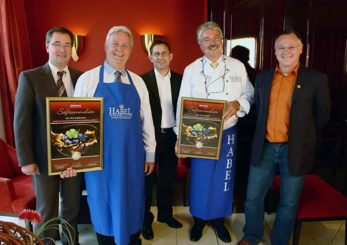 Ernennung 1. dt. Saft-Sommeliers v.l. Klaus-Jürgen Philipp (GF), Dirk Giesselmann, Dr. Axel Ruttkat (Produktion), Hilmar Gathof, Dr. Thilo Stockert (Einkauf)