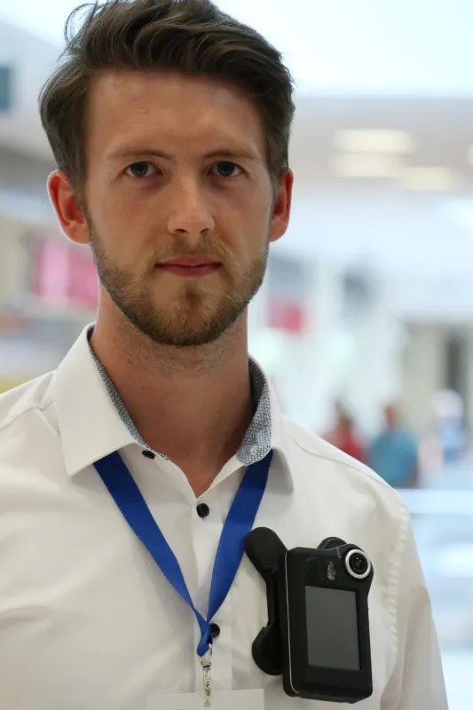 Security-Mitarbeiter mit NetCo Body-Cam