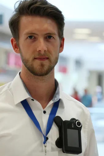 Body-Cams unterstützen Security-Mitarbeiter – auch im Supermarkt, in der Drogerie oder vor der Bank Bild: Body-Cams unterstützen Security-Mitarbeiter – auch im Supermarkt, in der Drogerie oder vor der Bank