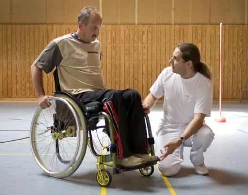 Mobilitätstrainingskurs für Rollstuhlfahrer an der Zentralklinik Bad Berka Bild: Mobilitätstrainingskurs für Rollstuhlfahrer an der Zentralklinik Bad Berka