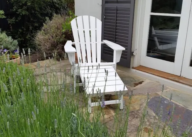 Bild: Nordischer Wohnstil ist auch bei Gartenmöbeln Trend