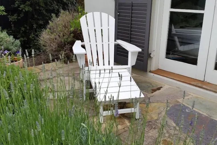 Bild: Nordischer Wohnstil ist auch bei Gartenmöbeln Trend
