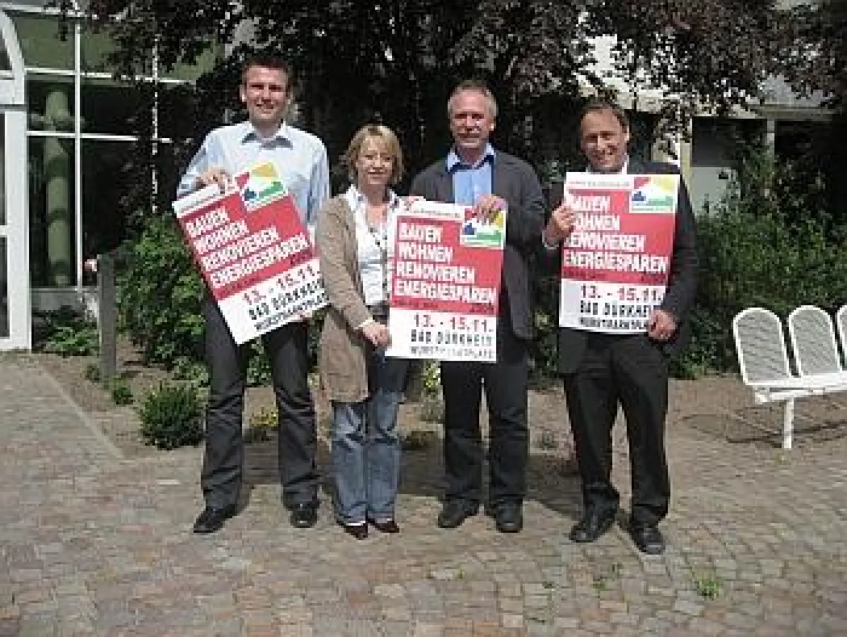 Bürgermeiser Wolfgang Lutz und Wirtschaftsförderer Marcus Brill freuen sich auf die Baumesse der MESA GmbH (Projektleiter Udo Erlei und Assistentin Gabriele Ivic-Matijas)