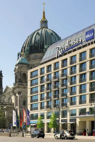 Hotelgäste haben entschieden: Radisson Blu „Beste Hotelkette 2013“ Bild: Hotelgäste haben entschieden: Radisson Blu „Beste Hotelkette 2013“