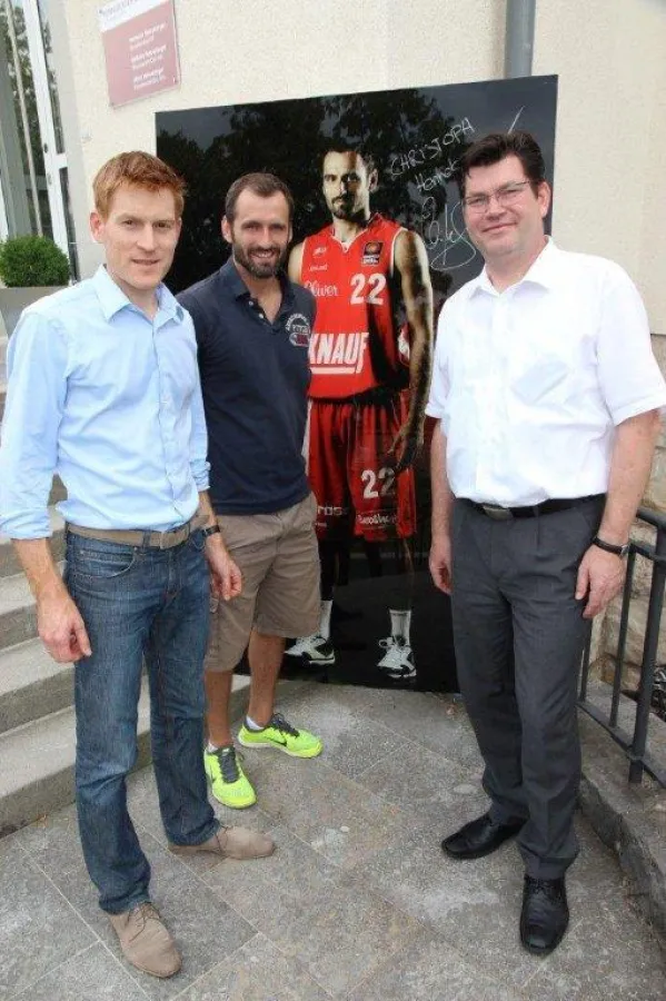 Gleich viermal Henneberger - Die Steuerberater Ulrich und Matthias umrahmen Christoph Henneberger