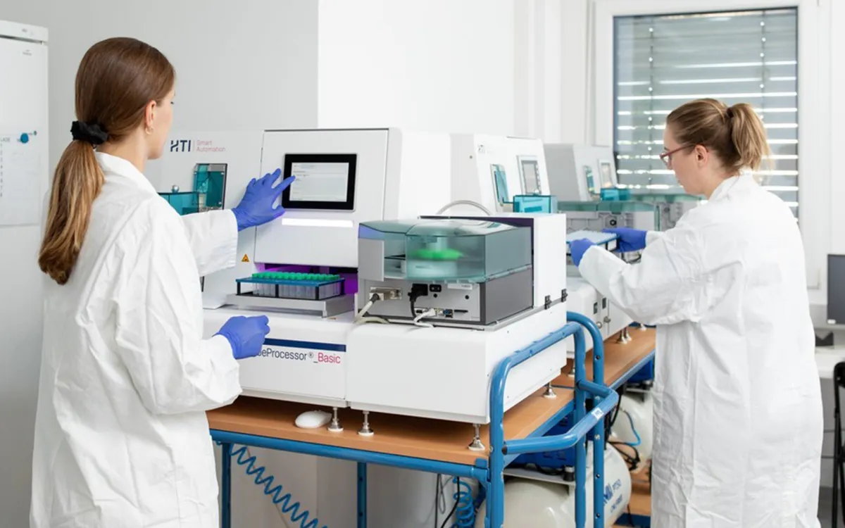 Vier X-TubeProcessor®_Basic automatisieren Capping und Labeling in der PCR-Produktion. (© HTI Automation)