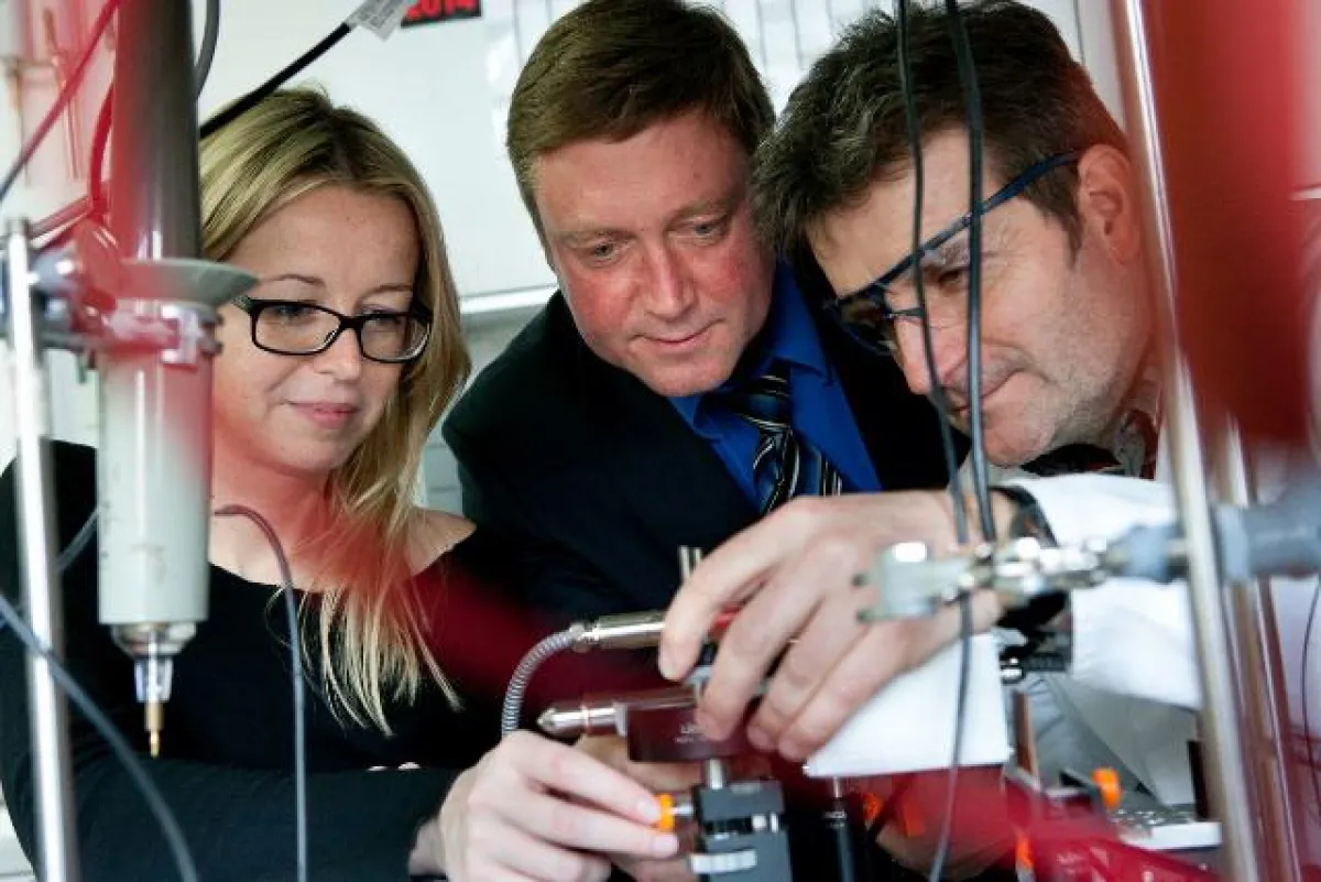 Prof. Klaus-Dieter Weltmann (Mi.) mit Mitarbeitenden. © Thomas Kunsch