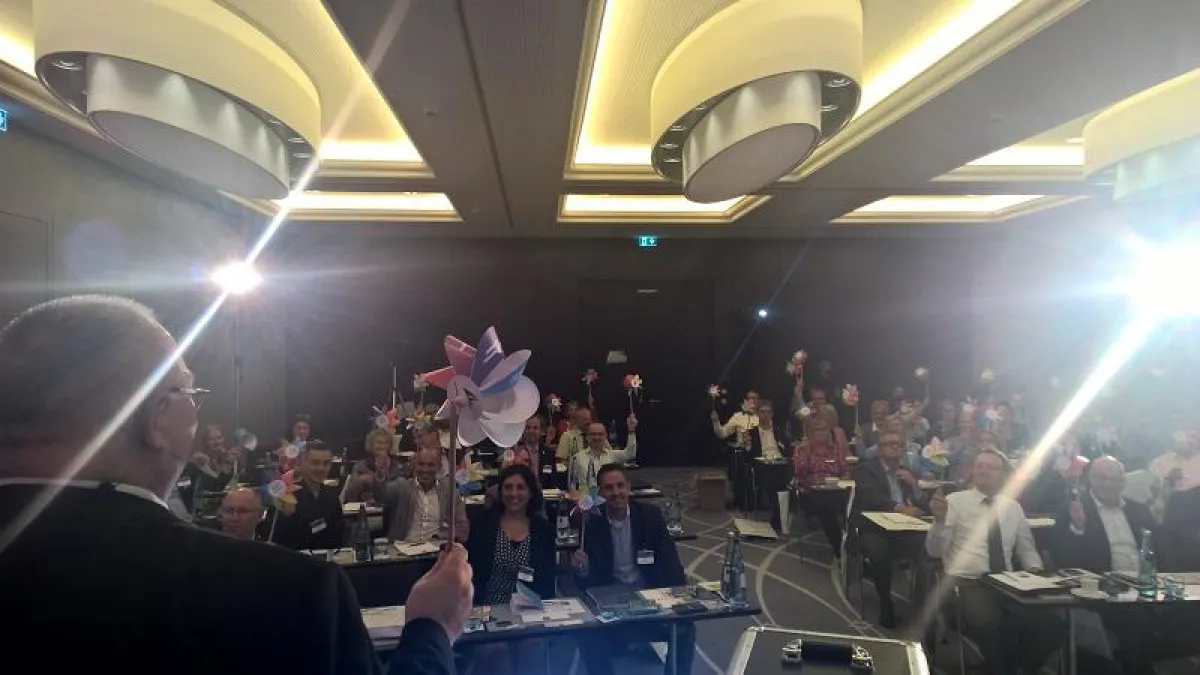 Beim Vortrag von Clemens Adam beim Business Forum Hessen brachten die Teilnehmer ihr Windrad zum Dre
