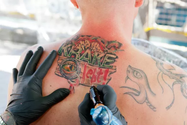 Bild: KRAKE lebt-Tattoo: Dreimal LEBENSLÄNGLICH