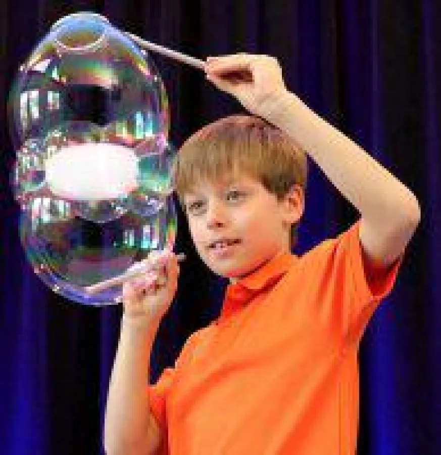 Seifenblasenkünstler Felix zeigte seine Showeinlage für Weihnachtsfeier