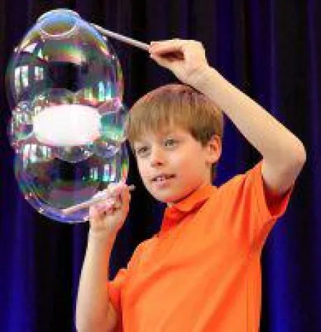 Bild: Showeinlage für Weihnachtsfeier mit Seifenblasenkünstler Felix