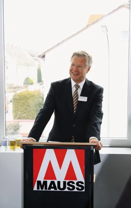 Oberbürgermeister Dr. Alfred Lehmann begrüßt die neue Niederlassung des traditionsreichen Unternehmens in Ingolstadt.