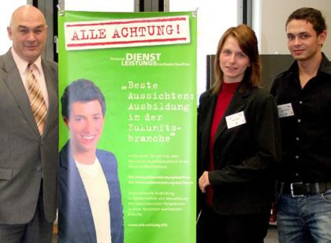 Bastian Hamp mit seiner neuen Kollegin Myriam Bach und Michael Hacker, Bildungsexperte im iGZ-Vorstand (v. r.).