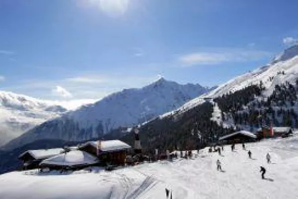 Auf zum Sonnenskilauf nach Sölden - Schneesicherheit und heiße Electro Beats beim EMF2014 Bild: Auf zum Sonnenskilauf nach Sölden - Schneesicherheit und heiße Electro Beats beim EMF2014