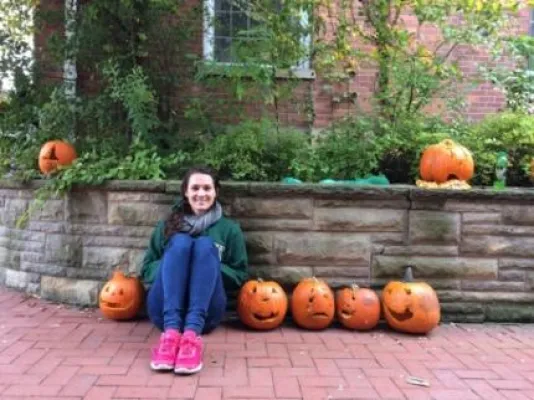 Bild: Schwerhörige Studentin Michelle Mohring (23) berichtet auf www.hoerreise.net über ihr Auslandsstudium in USA