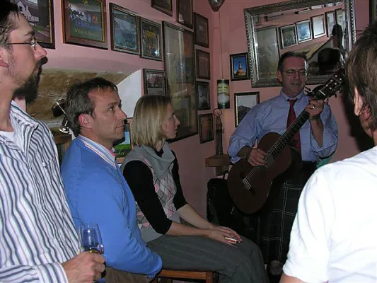 Bild: Robin Laing begeisterte zwei Tage in der Smallest Whisky Bar on earth