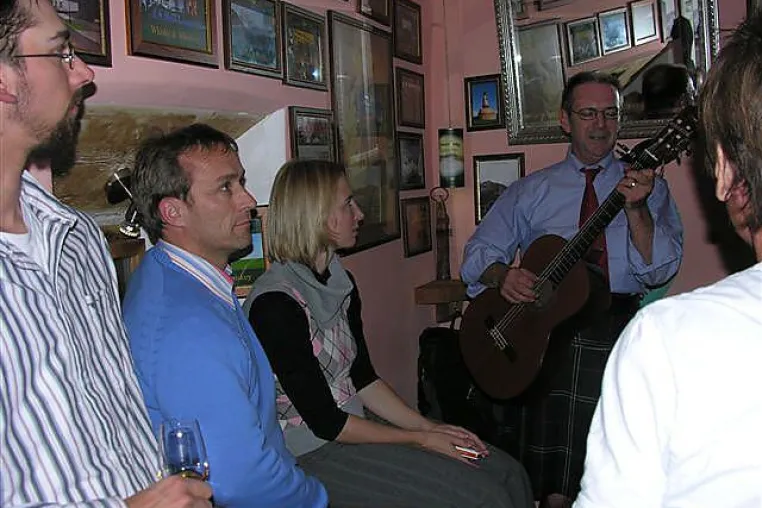 Robin Laing begeisterte zwei Tage in der Smallest Whisky Bar on earth Bild: Robin Laing begeisterte zwei Tage in der Smallest Whisky Bar on earth