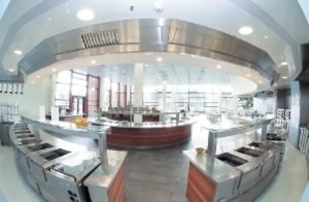 Bild: Halton Foodservice Hightech-Lösung für Küchenlüftungsdecken, Abzugshauben durch die Halton Clean Technologie