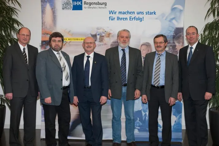 Bild: Goldene IHK-Ehrennadeln für langjährige Prüfertätigkeit