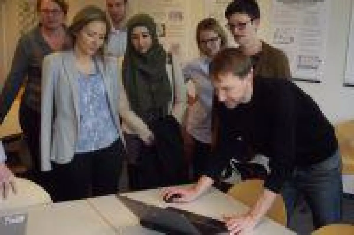 Bei ihrem Besuch am HHZ verschaftte sich die Bundestagsabgeordnete Saskia Esken (h.r.) einen Überblick über die Forschung am HHZ