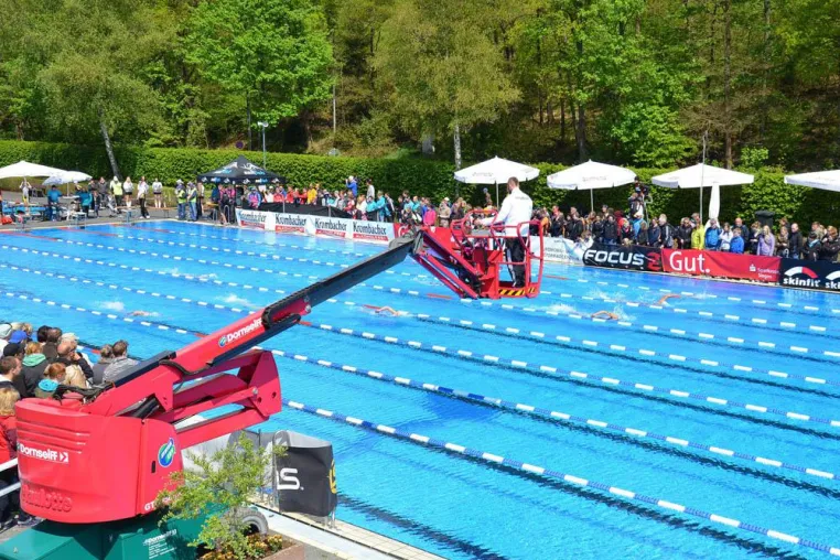 Triathlon mit drei Arbeitsbühnentypen: System Lift ermöglicht Vogelperspektive für Live-Übertragung Bild: Triathlon mit drei Arbeitsbühnentypen: System Lift ermöglicht Vogelperspektive für Live-Übertragung