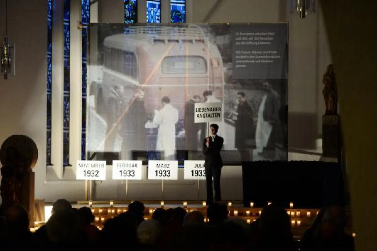 Das Bild mit der Szene kurz dem Abtransport von Bewohnern ist inzwischen zu einem Symbol geworden.