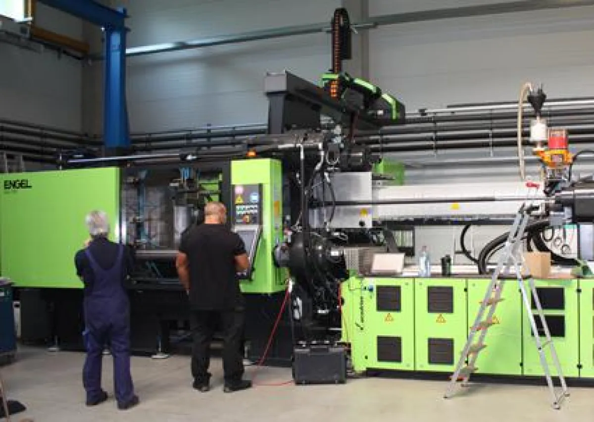 Spritzgießmaschine mit einer Schließkraft von 7.000 kN