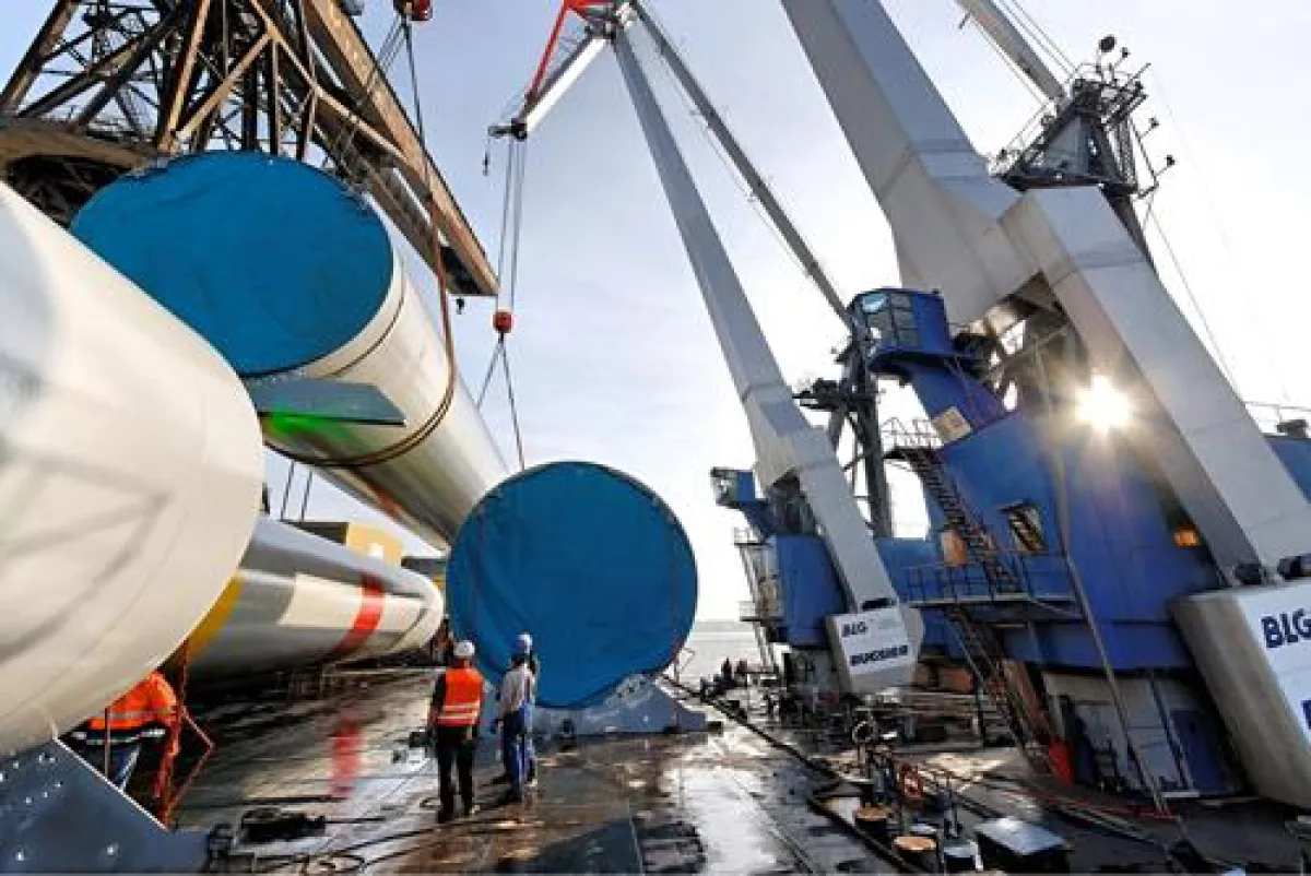 XXL-Produkt Windenergieanlage: Die Verladung der Turmsegmente ist eine koordinative Meisterleistung (Q: BLG Contract Logistics)