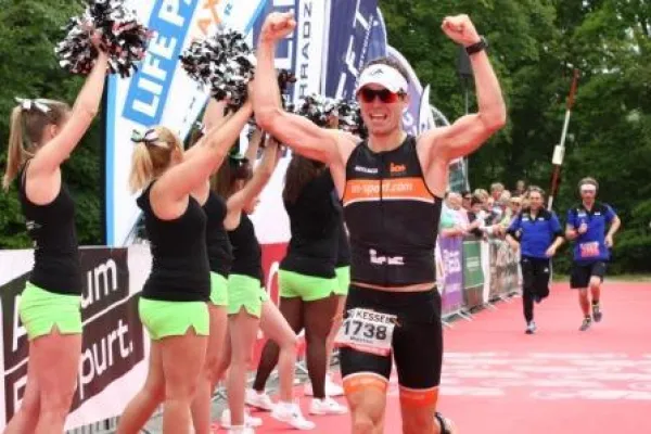 Bild: Vorbereitungen zum Ironman Zürich Switzerland 2014 laufen. Sportler werden von Spezialisten unterstützt.